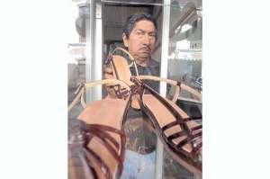 H&eacute;ctor Serrano, de 65 a&ntilde;os, elabora las sandalias de cuero charol en color negro, vino tinto y caf&eacute;. Las tallas van del n&uacute;mero van del 32 al 38. Foto: Andr&eacute;s Carpio.