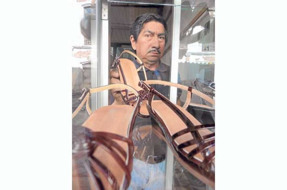 H&eacute;ctor Serrano, de 65 a&ntilde;os, elabora las sandalias de cuero charol en color negro, vino tinto y caf&eacute;. Las tallas van del n&uacute;mero van del 32 al 38. Foto: Andr&eacute;s Carpio.