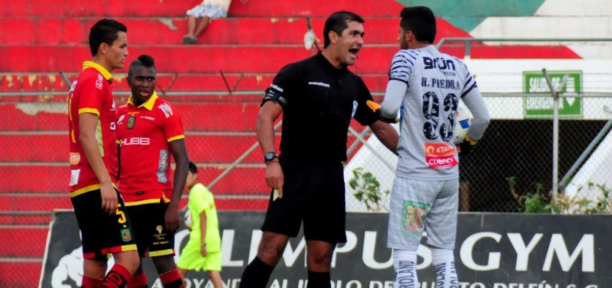 El juez Roddy Zambrano increpa a Hamilton Piedra, arquero del Cuenca. En 2014, el r&eacute;feri protagoniz&oacute; un incidente con Luis Zubeld&iacute;a, ex-DT de Liga de Quito. 