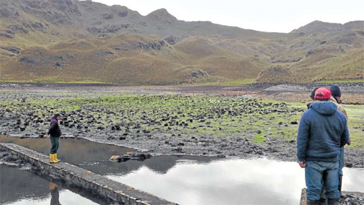 Tanto las fuentes de agua como el reservorio en Patococha con que cuenta Ca&ntilde;ar presentan una m&iacute;nima cantidad del l&iacute;quido. Foto: Cortes&iacute;a