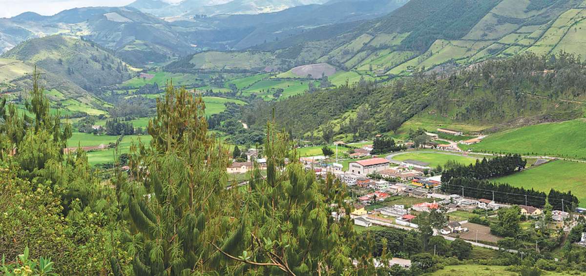 Desde el mirador de la Eco-ruta del Paseo del Quinde, los ciclistas y caminantes pueden tener una vista privilegiada de la parroquia. 
