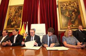 El ministro coordinador de Conocimiento y Talento Humano, Guillaume Long, durante la firma de un convenio con la Universidad de Barcelona. Foto: Presidencia