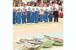 150 ni&ntilde;os de escuela de tenis de Milagro mostraron sus destrezas