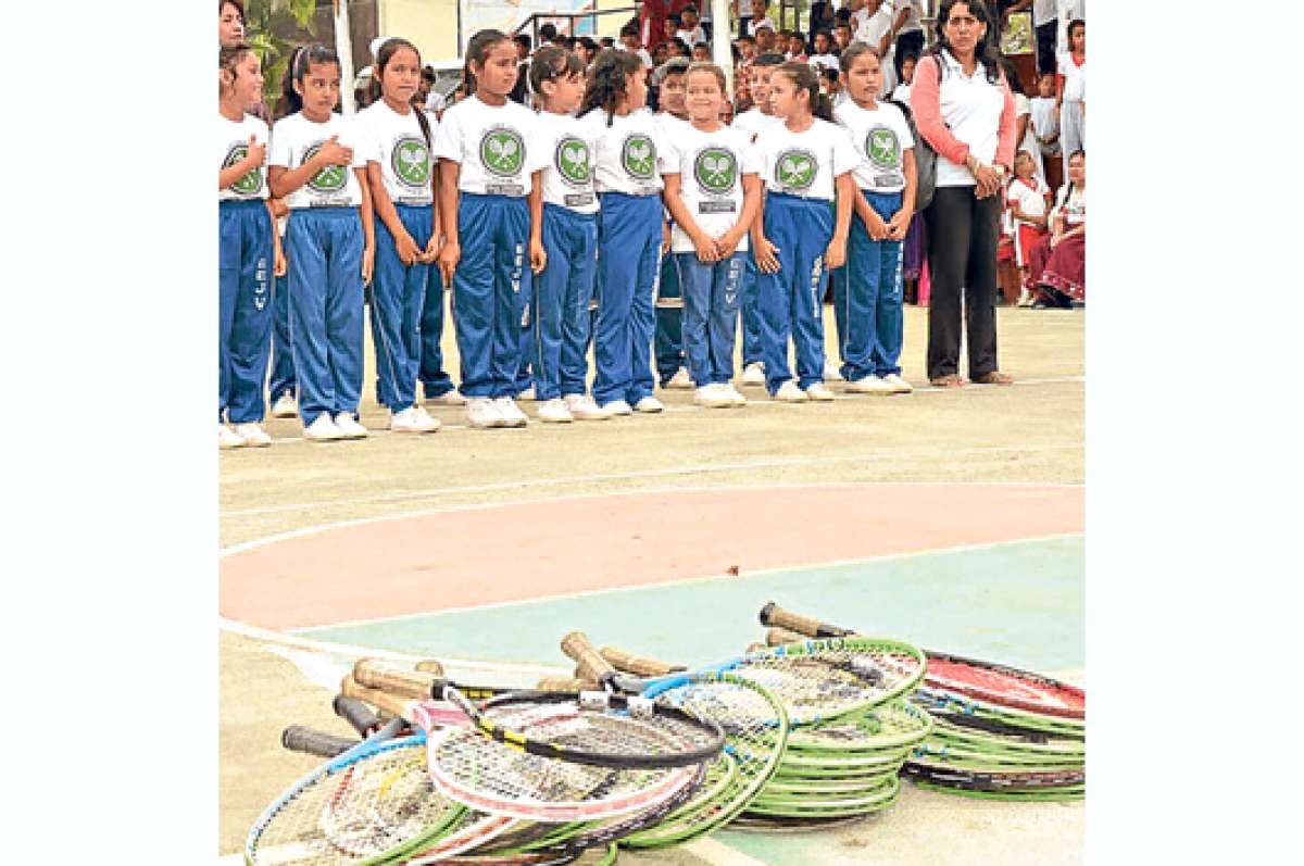 150 ni&ntilde;os de escuela de tenis de Milagro mostraron sus destrezas