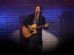 Arjona ofrece su primer recital en vivo para la web esta noche