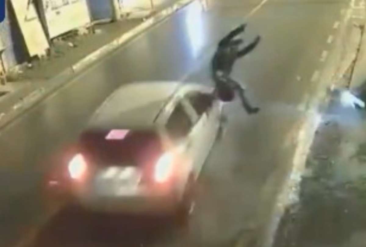 Un motociclista fue embestido por una auto en Cuenca.