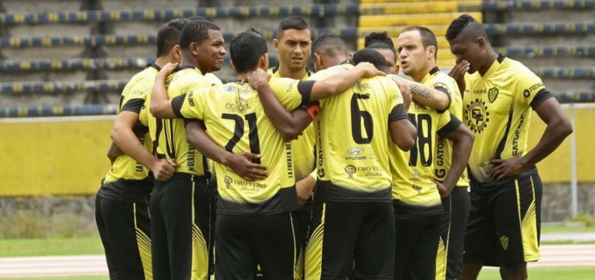 Los jugadores de Fuerza Amarilla, liderados por sus tres capitanes, firmaron los roles de pago a pesar de mantener dos meses de deuda.