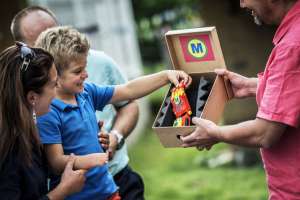 Maxence, de 6 a&ntilde;os, recibi&oacute; esta semana su pr&oacute;tesis que tiene apariencia similar a la de Iron Man. Foto: AFP