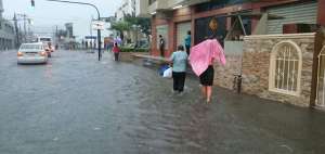 Las calles de Guayaquil se inundaron el pasado martes por la precipitaci&oacute;n registrada entre la tarde y la noche.