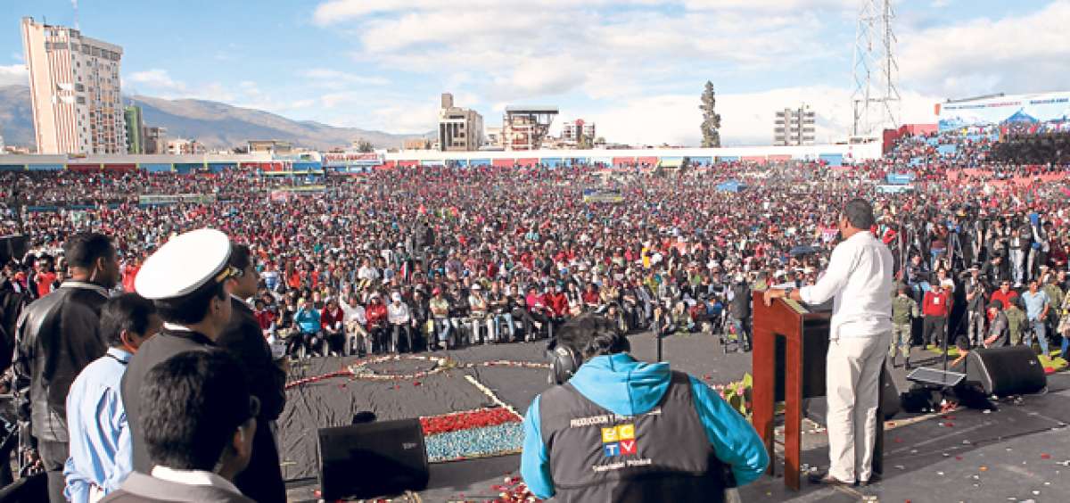 El presidente Rafael Correa ofrece un discurso ante 30 mil ind&iacute;genas que se reunieron en Riobamba como parte del inicio de un di&aacute;logo con las organizaciones de la Sierra centro. Foto: Archivo / El Tel&eacute;grafo