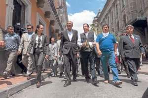 El vicepresidente Jorge Glas (izq.) se reuni&oacute; ayer con los artesanos, quienes manifestaron su apoyo al proceso de cambio de la matriz productiva. Foto: John Guevara/ El Tel&eacute;grafo