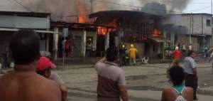  El fuego caus&oacute; destrozos en varias viviendas. Algunos bomberos presentaron problemas respiratorios. 