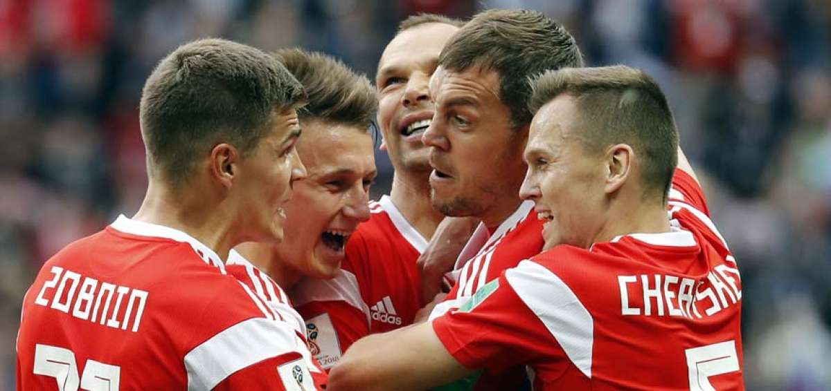 Jugadores rusos festejando su victoria en el primer partido del Mundial.