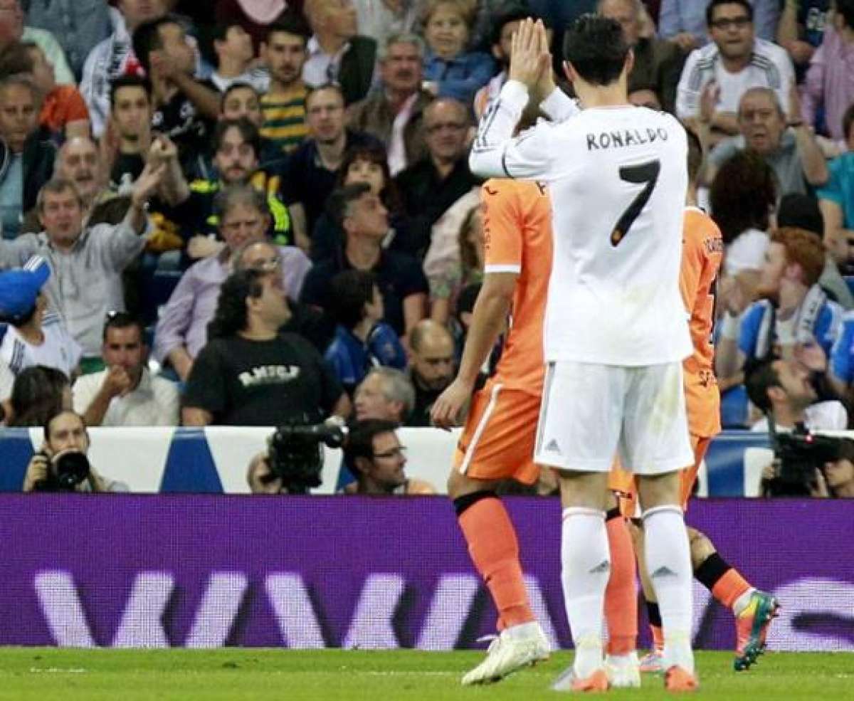 El delantero portugu&eacute;s del Real Madrid Cristiano Ronaldo pide disculpas al p&uacute;blico durante el partido de la trig&eacute;simo sexta jornada de la Liga de Primera Divisi&oacute;n. Foto: EFE