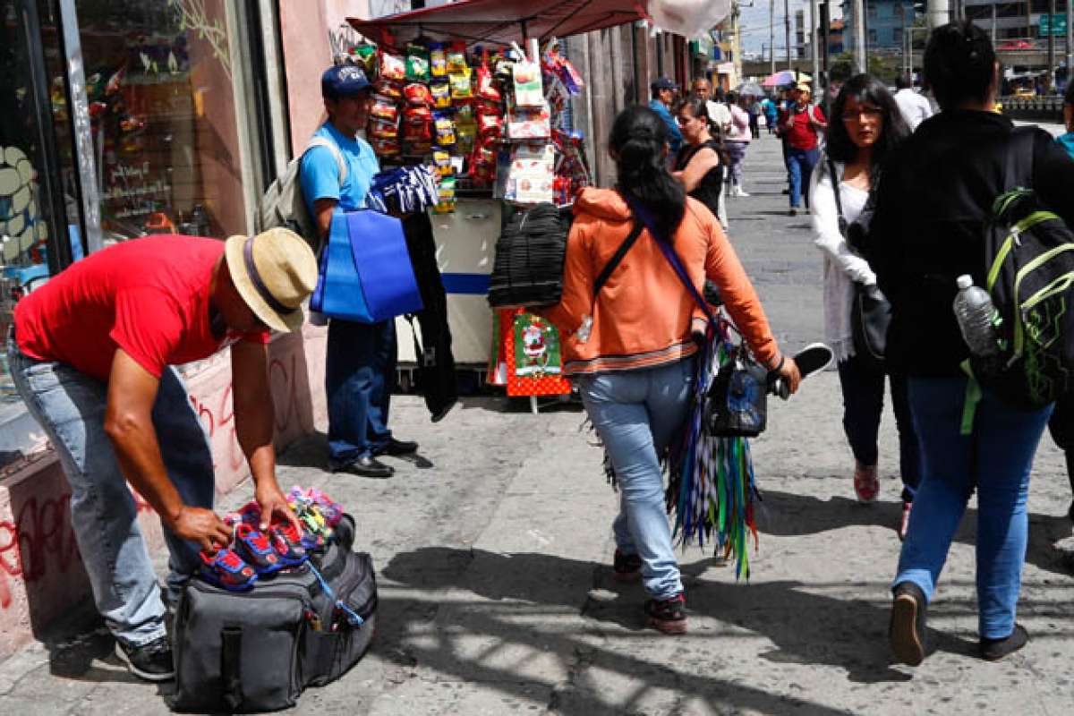 Los informales prefieren deambular por diferentes sectores de la capital para ofertar sus productos. Foto: Mario Egas/El Tel&eacute;grafo