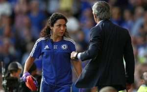 Mourinho (d) le recrimin&oacute; a Carneiro por haber ingresado a atender a Hazard.