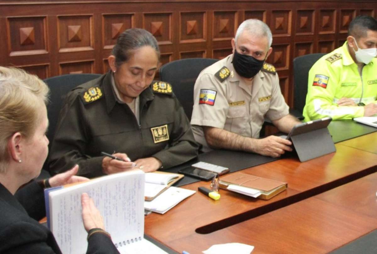 Tannya Varela (2&deg; desde la izq.) se mantiene como Comandante General de la Polic&iacute;a