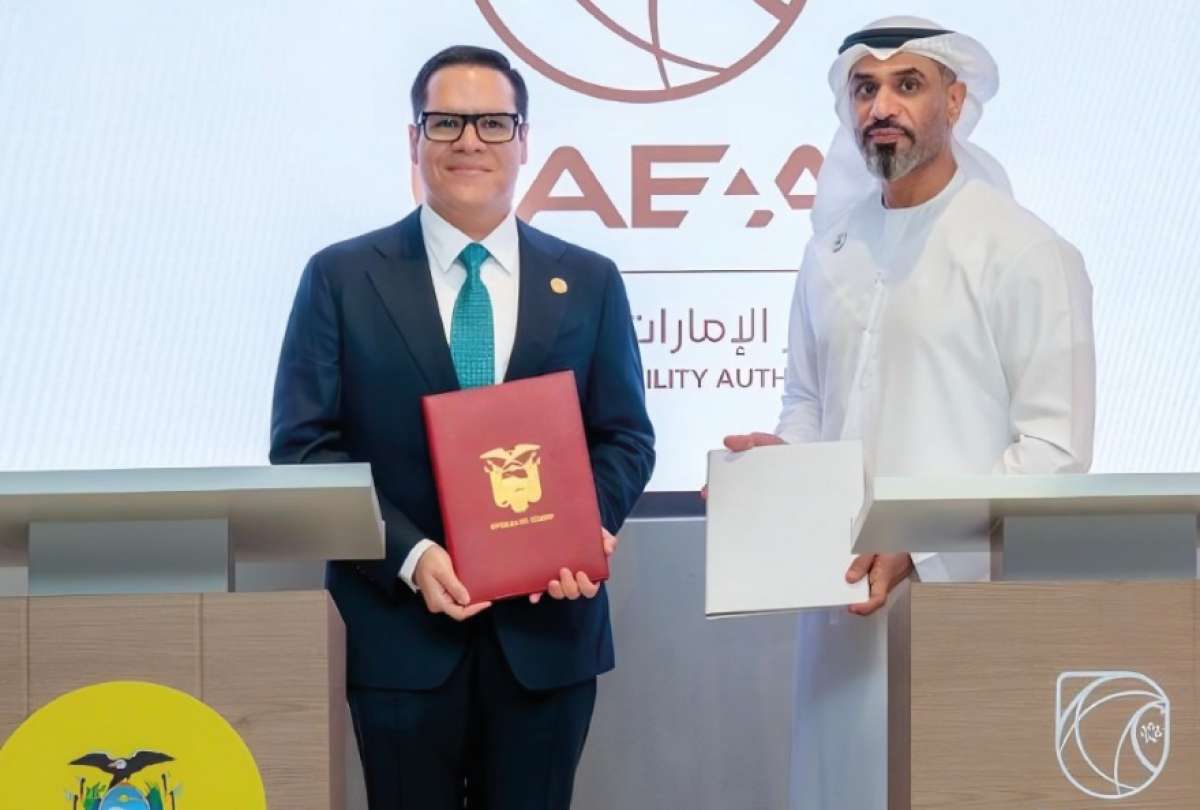 Julio Neira, secretario general de Integridad P&uacute;blica durante la suscripci&oacute;n.