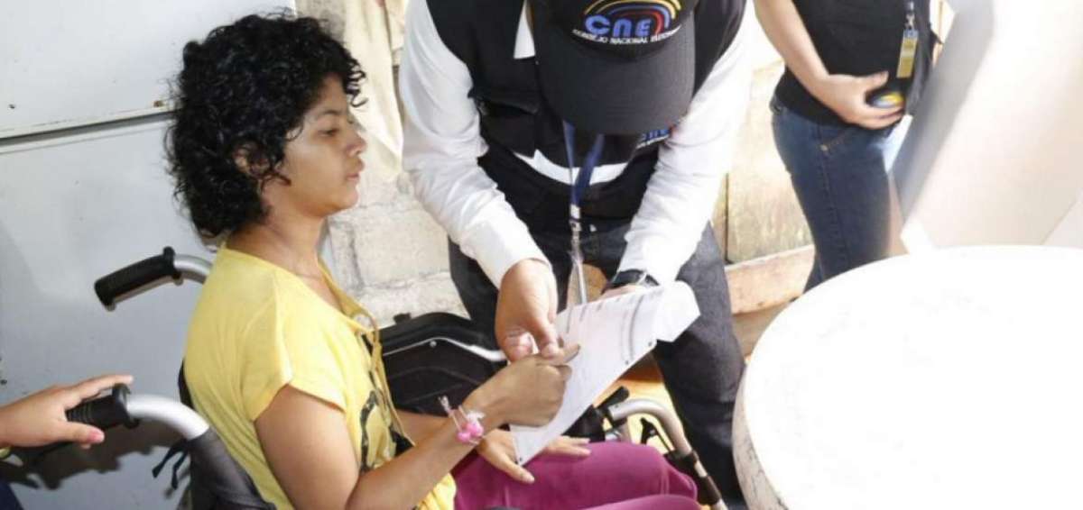 El CNE realiza el voto en casa en Las Golondrinas