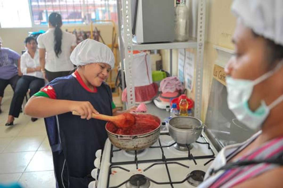 Roxana es una de las estudiantes del Ieafz que ha aprendido a hacer mermelada. Foto: Rodolfo P&aacute;rraga / El Tel&eacute;grafo.