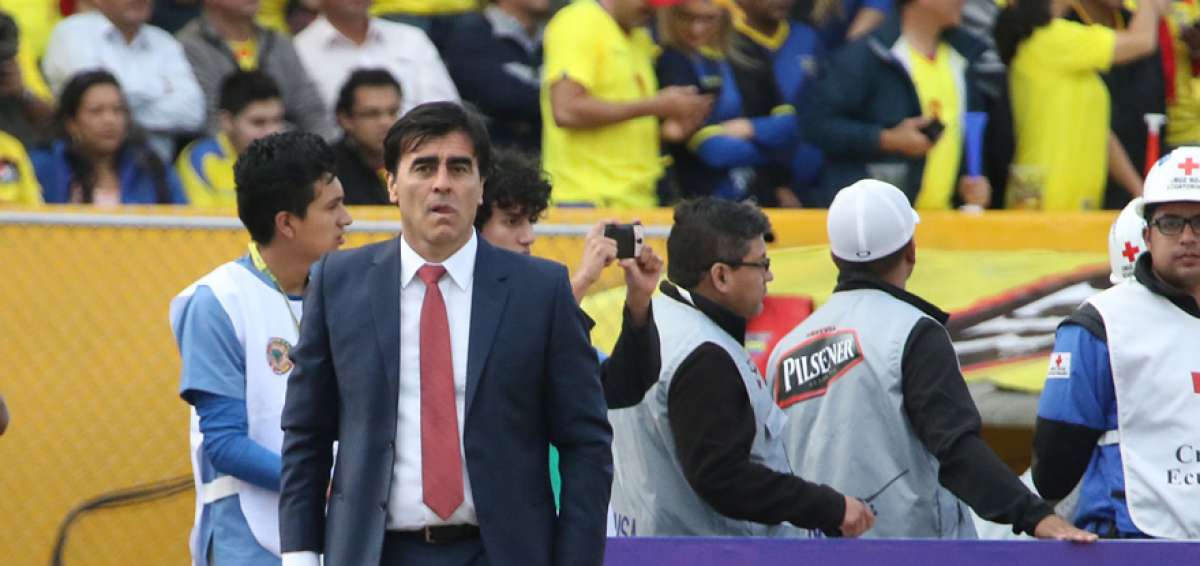 Quinteros realiza convocatoria para duelos de eliminatorias