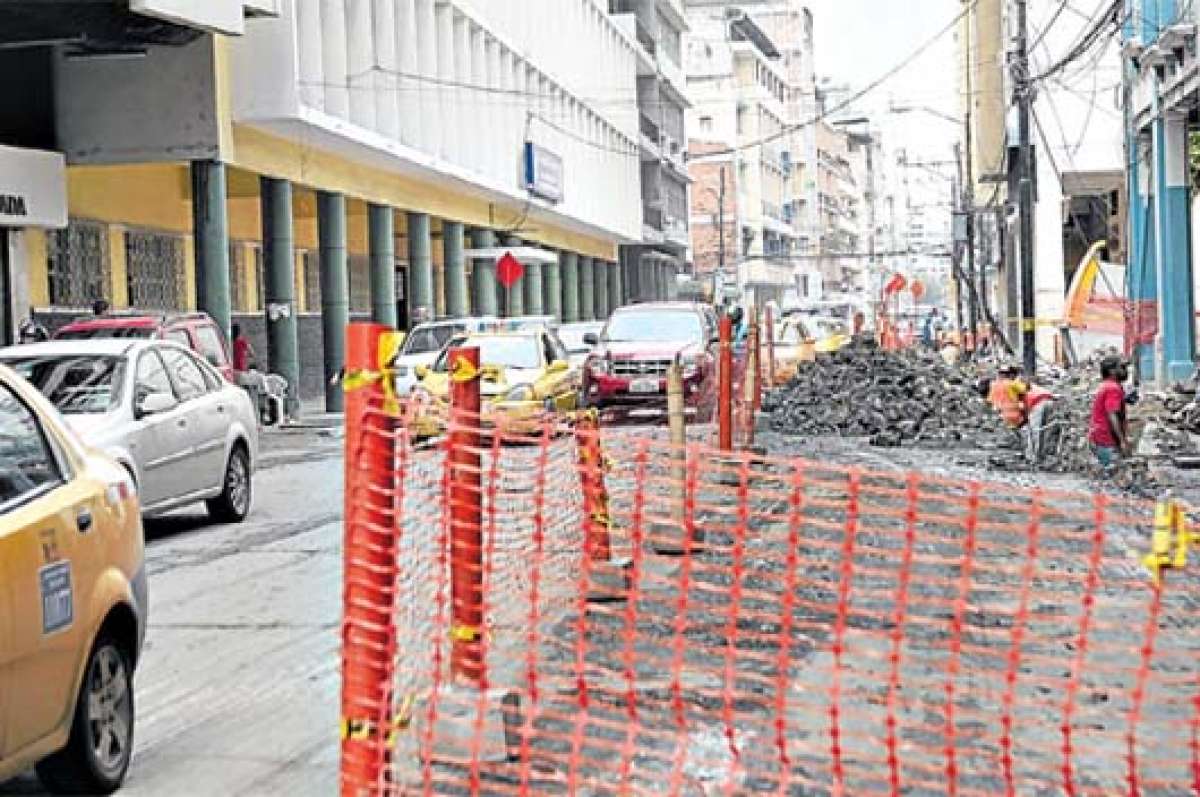 La calle Jun&iacute;n solo permite el paso de dos filas de veh&iacute;culos por los trabajos. Foto: William Orellana