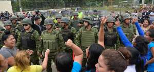 Polic&iacute;as y militares intentaron contener a la multitud que estaba euf&oacute;rica. Los incidentes iniciaron a las 11:30 luego de que se rumoreaba que hab&iacute;a balacera en los pabellones.