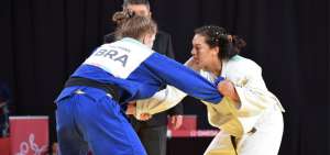 La judoca ecuatoriana Edith Ortiz (d), durante el combate contra la brasile&ntilde;a Eduarda Rosa, por el bronce.