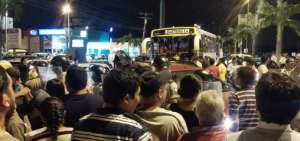 Una multitud de al menos 50 personas bloque&oacute; la entrada a la urbanizaci&oacute;n por cerca de dos horas.