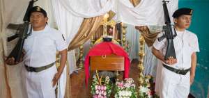 En casa de su suegra se levant&oacute; la capilla de honor del suboficial de Marina Luis Alfredo Mosquera Borja. El sepelio ser&aacute; hoy en San Lorenzo.