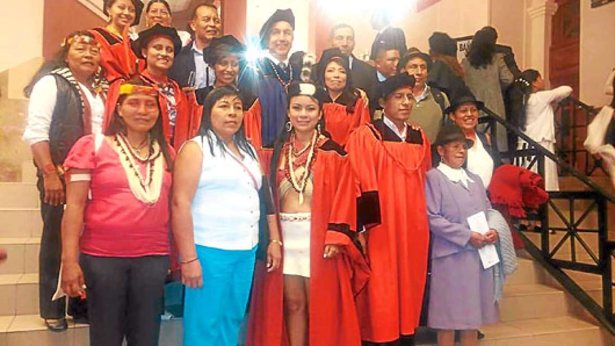 Liliana Nango (primera fila, al centro) se gradu&oacute; gracias a una beca del Programa Diversidad &Eacute;tnica de la USFQ. Foto: cortes&iacute;a Liliana Nango