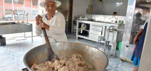 Rosa Criollo a&uacute;n y pese a sus 111 a&ntilde;os tiene fuerzas para mover la paila de fritada, que luego ser&aacute; consumida por los clientes que llegan a su restaurante.