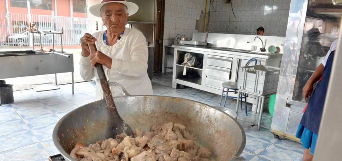 Rosa Criollo a&uacute;n y pese a sus 111 a&ntilde;os tiene fuerzas para mover la paila de fritada, que luego ser&aacute; consumida por los clientes que llegan a su restaurante.