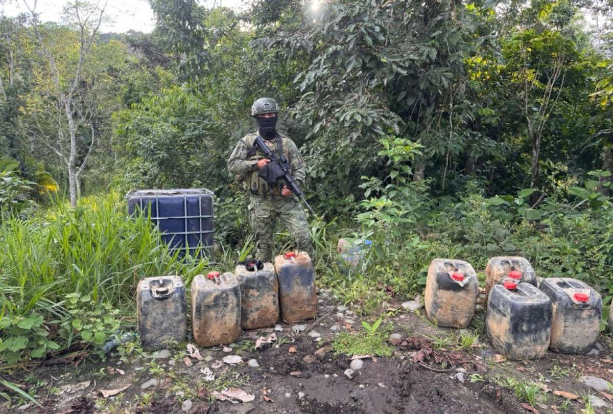 Excavadoras, motores de succi&oacute;n y decenas de galones de combustible fueron inutilizados en el operativo ejecutado por el Ej&eacute;rcito Ecuatoriano en Napo.