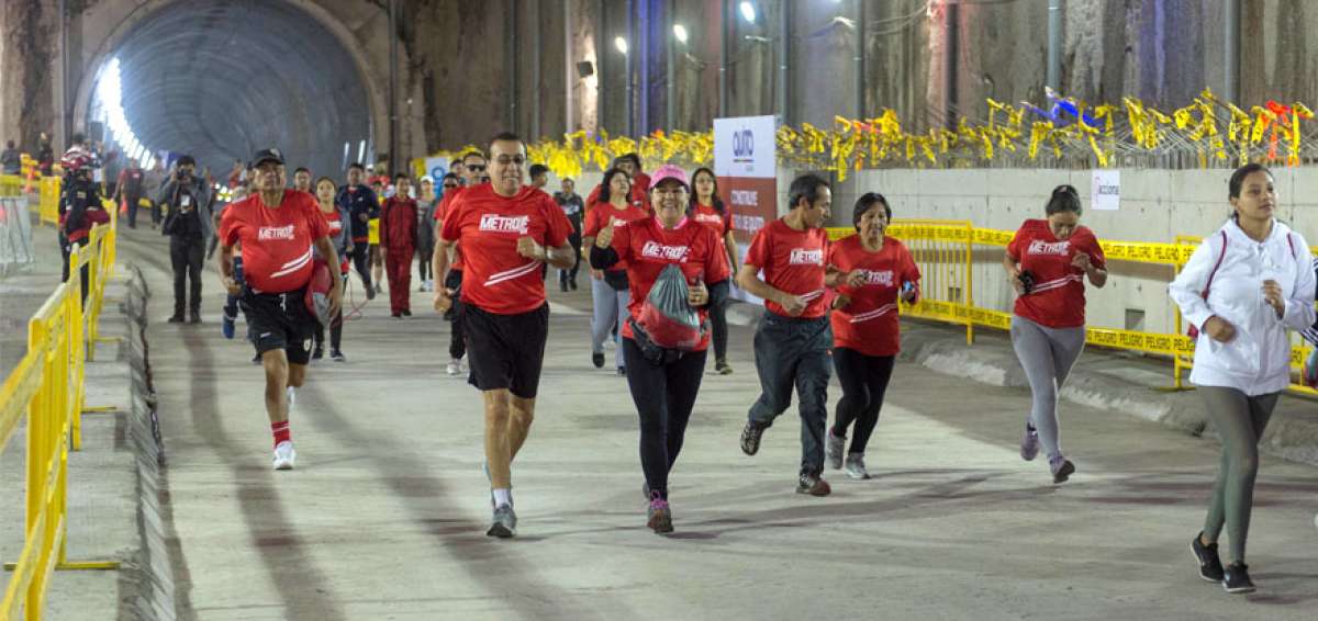Los participantes de la jornada lucieron animados durante el trayecto y no de dieron importancia al calor en el interior del t&uacute;nel cuando se ejercitaban.