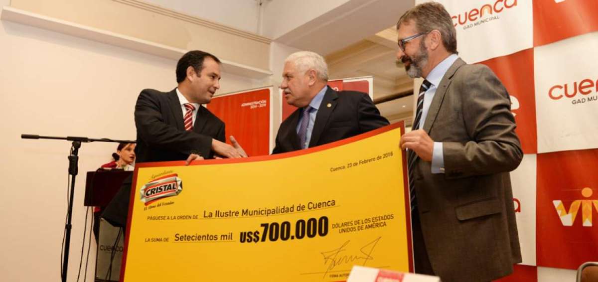 El alcalde de Cuenca, Marcelo Cabrera (c), resalt&oacute; el apoyo de los empresarios, quienes compran los TBC a valor nominal, es decir sin ning&uacute;n descuento.