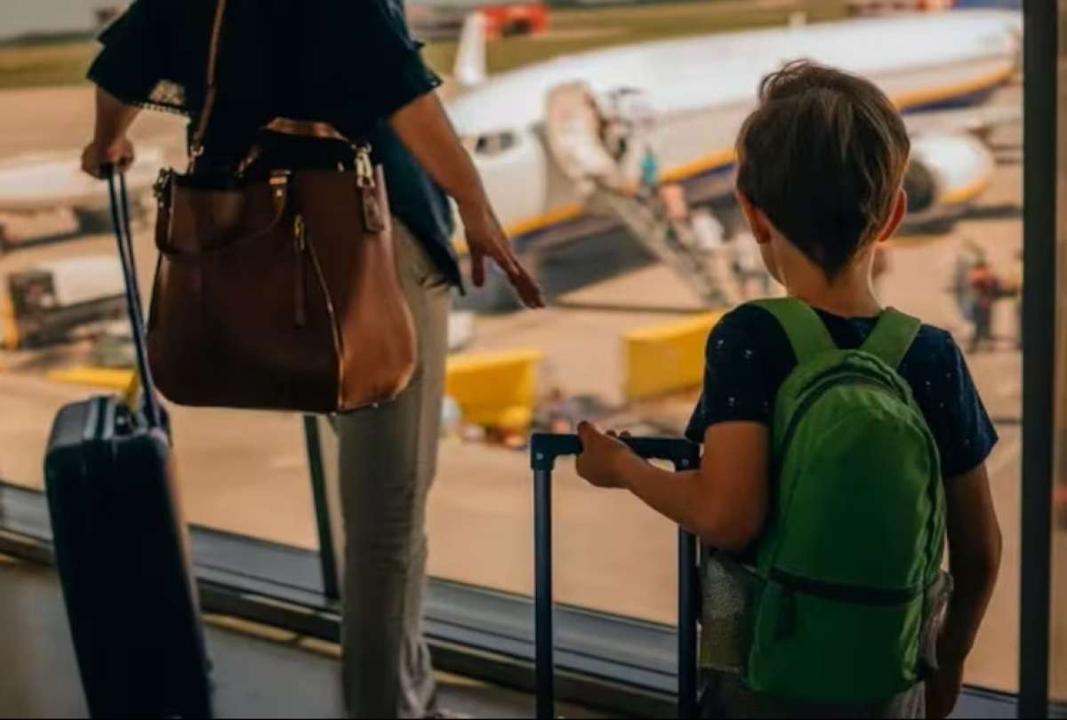 Los menores de edad que viajan al exterior ya no necesitan una autorización notariada.