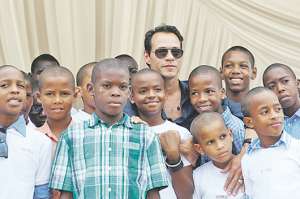 El cantante salsero estuvo en la ciudad colombiana y comparti&oacute; un d&iacute;a entero con los ni&ntilde;os.
