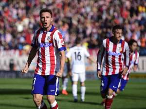 Sa&uacute;l &Ntilde;&iacute;guez (i.) fue el autor del primer gol del Atl&eacute;tico ante el Deportivo. Foto: AFP