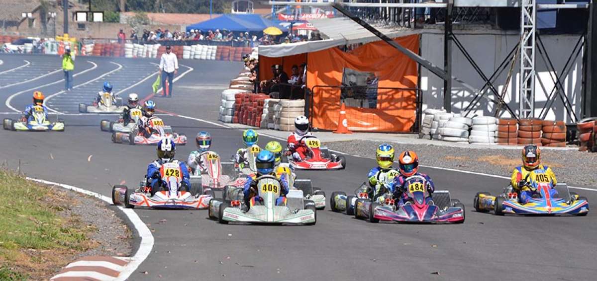 Los corredores de la categor&iacute;a m&aacute;s alta, la shifter rok, durante la partida en el kart&oacute;dromo Cotopaxi que acoge la Rok Cup Ecuador de este a&ntilde;o.