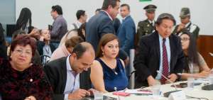 La asamble&iacute;sta Sof&iacute;a Esp&iacute;n (de azul) junto a varios legisladores del bloque de la Revoluci&oacute;n Ciudadana, escuchan el testimonio que rindi&oacute; a trav&eacute;s de videoconferencia la testigo protegida, Diana F.