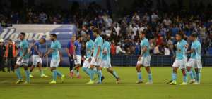 Varios jugadores del Sporting Cristal pidieron al &aacute;rbitro que terminara el partido al momento del ingreso del &ldquo;jugador #12&rdquo;.