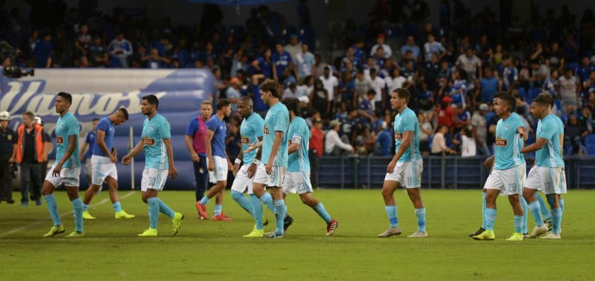 Varios jugadores del Sporting Cristal pidieron al &aacute;rbitro que terminara el partido al momento del ingreso del &ldquo;jugador #12&rdquo;.