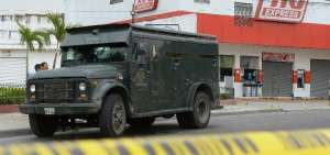 Asaltantes que robaron blindado dejaron un carro abandonado