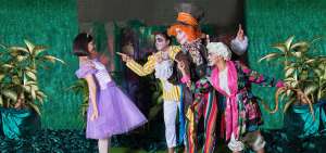 Gema Ninotchka Molina Vera interpreta a Alicia, y Daniel Qui&ntilde;&oacute;nez al Sombrerero, ambos bailarines y alumnos de la Unidad de Danza &ldquo;Esperanza Cruz&rdquo;. 