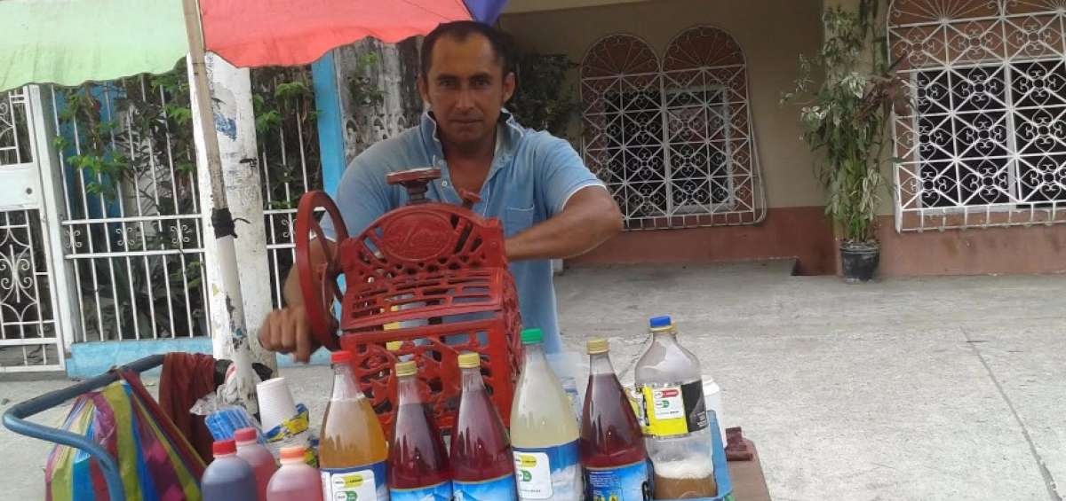 Desde las 11:00 , Rute recorre cerca de 50 cuadras a la redonda. En ese tramo vende m&aacute;s de 150 vasos.