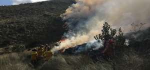 Los bomberos de Cayambe durante las labores para sofocar las llamas.