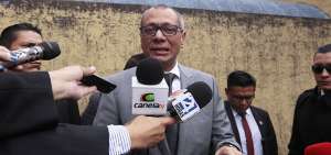 En varios medios de comunicaci&oacute;n, el vicepresidente Glas ha asegurado que no abandonar&aacute; el pa&iacute;s.