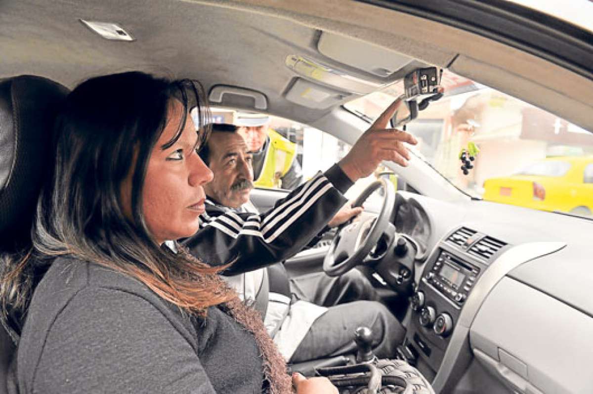 Algunos conductores de taxis argumentan que no usan el dispositivo debido a que est&aacute; da&ntilde;ado. Foto: Jos&eacute; Luis Llivisaca.