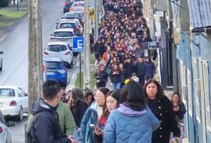 El gobierno chileno ordenó la evacuación de las zonas costeras del sur, por la alerta de tsunami. 